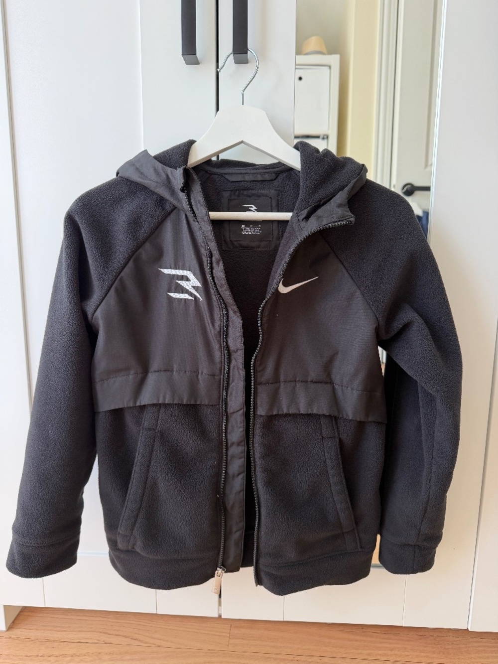 BOYS NIKE MEDIUM 10-12 LIKE NEW SWEATER FLEECE JACKET - BLACK